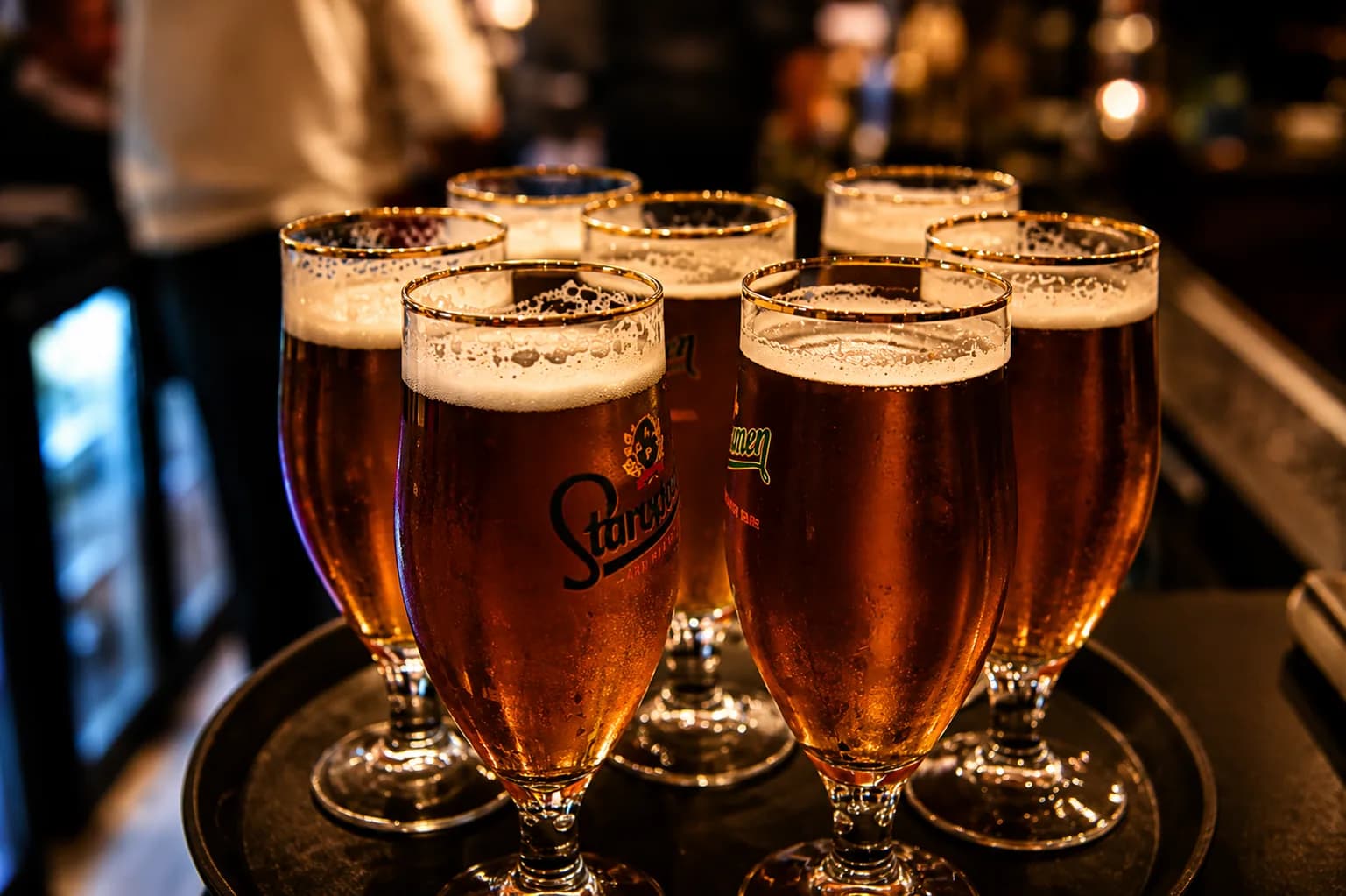 Kalla ölglas serverade i Brights bar